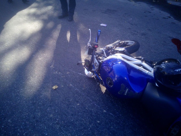 Авария на Школьной: легковушка сбила мотоциклиста