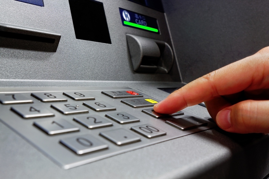 “Боятся паники”: Нацбанк попросил банки наполнить банкоматы