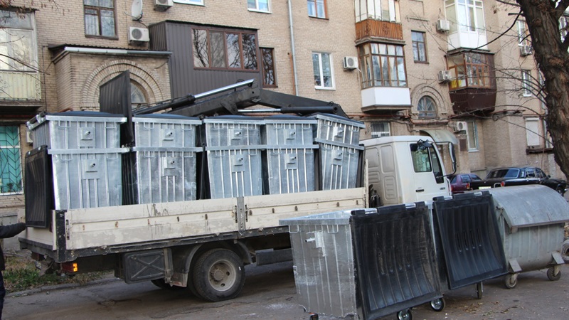 В Вознесеновском районе начали устанавливать новые контейнеры для мусора