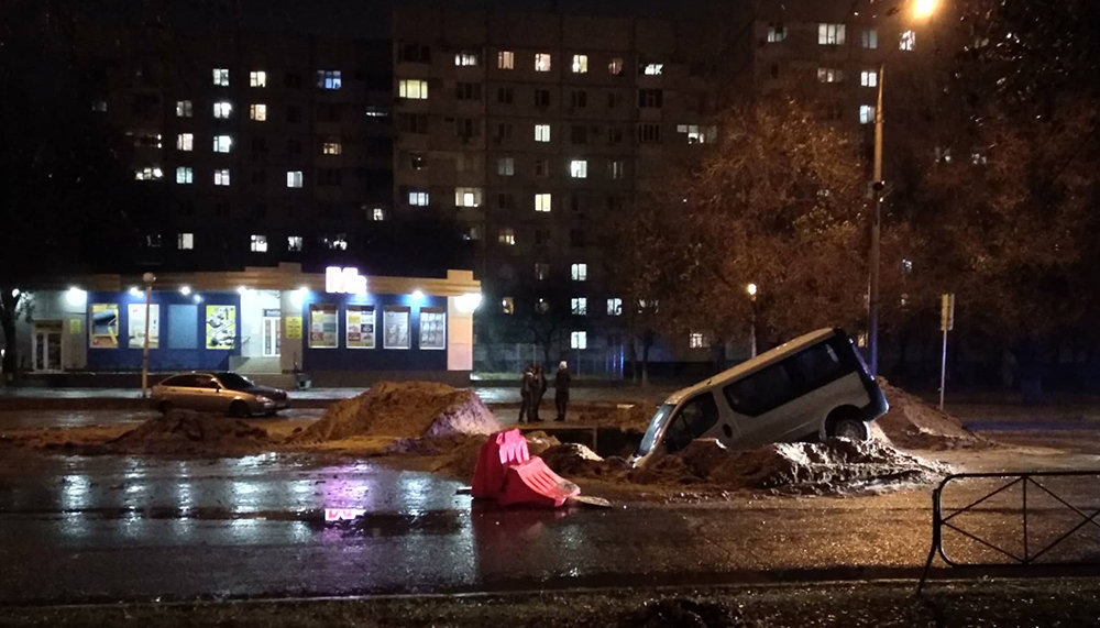 В Запорожской области авто упало в яму, оставленную коммунальщиками, - ФОТО