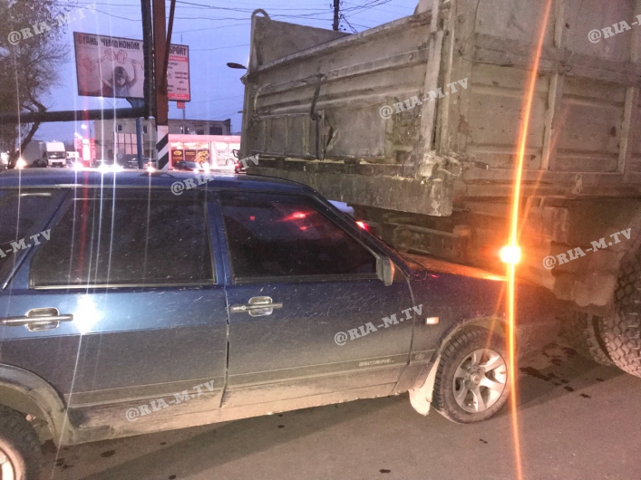 В Запорожской области легковушка заехала под грузовик (Фото)