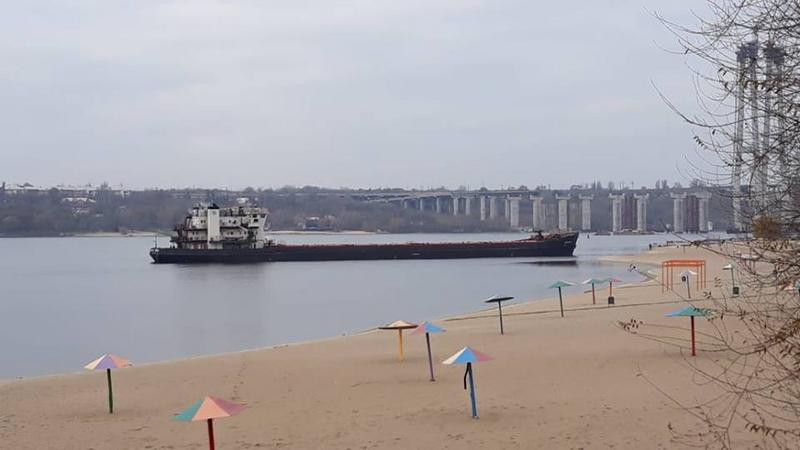 В Запорожье в районе Центрального пляжа сел на мель грузовой корабль