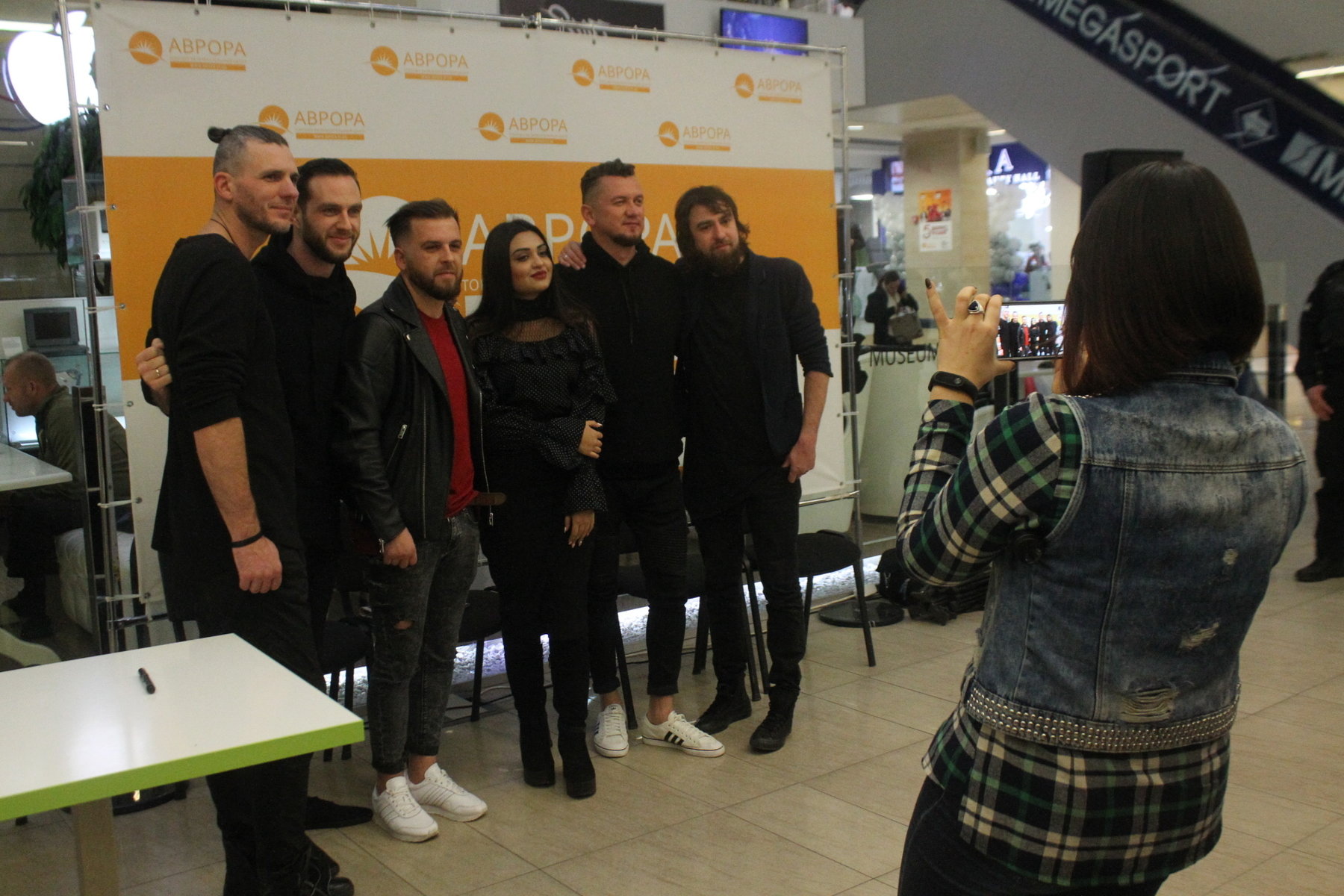 В Запорожье группа «БЕZ ОБМЕЖЕНЬ» провела автограф-сессию для фанатов, – ФОТОРЕПОРТАЖ