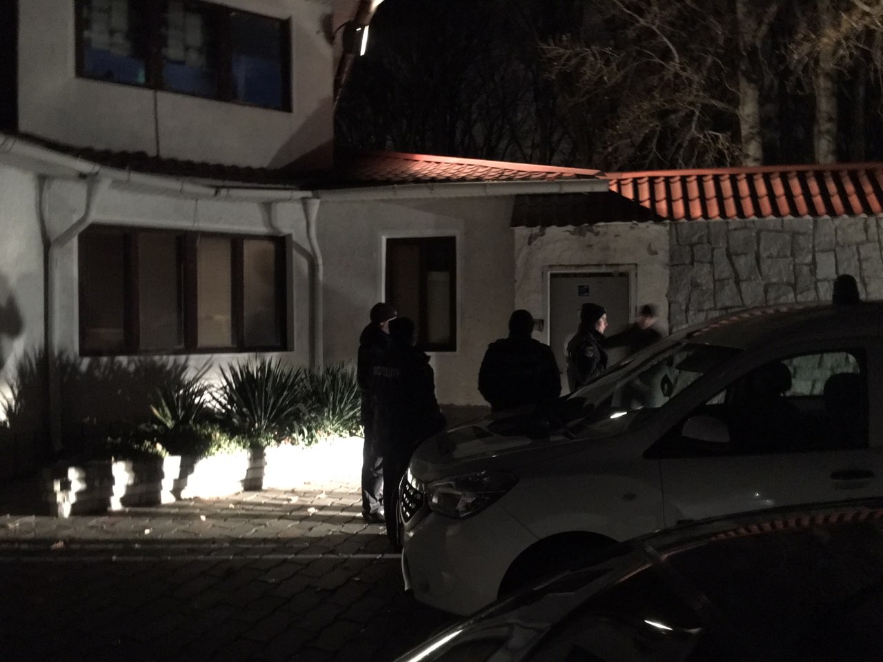 В Запорожье на рейдерский захват приехали несколько полицейских машин и автозак (ФОТО)