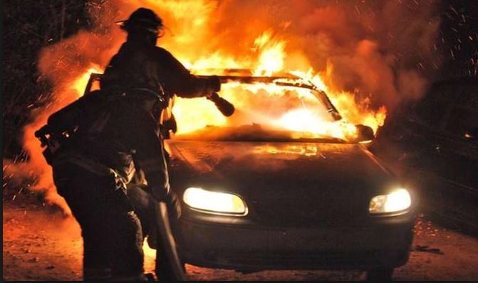 В Запорожье огонь охватил два автомобиля