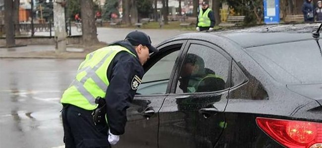 В Запорожье патрульные забрали удостоверения у двух водителей-должников по алиментам