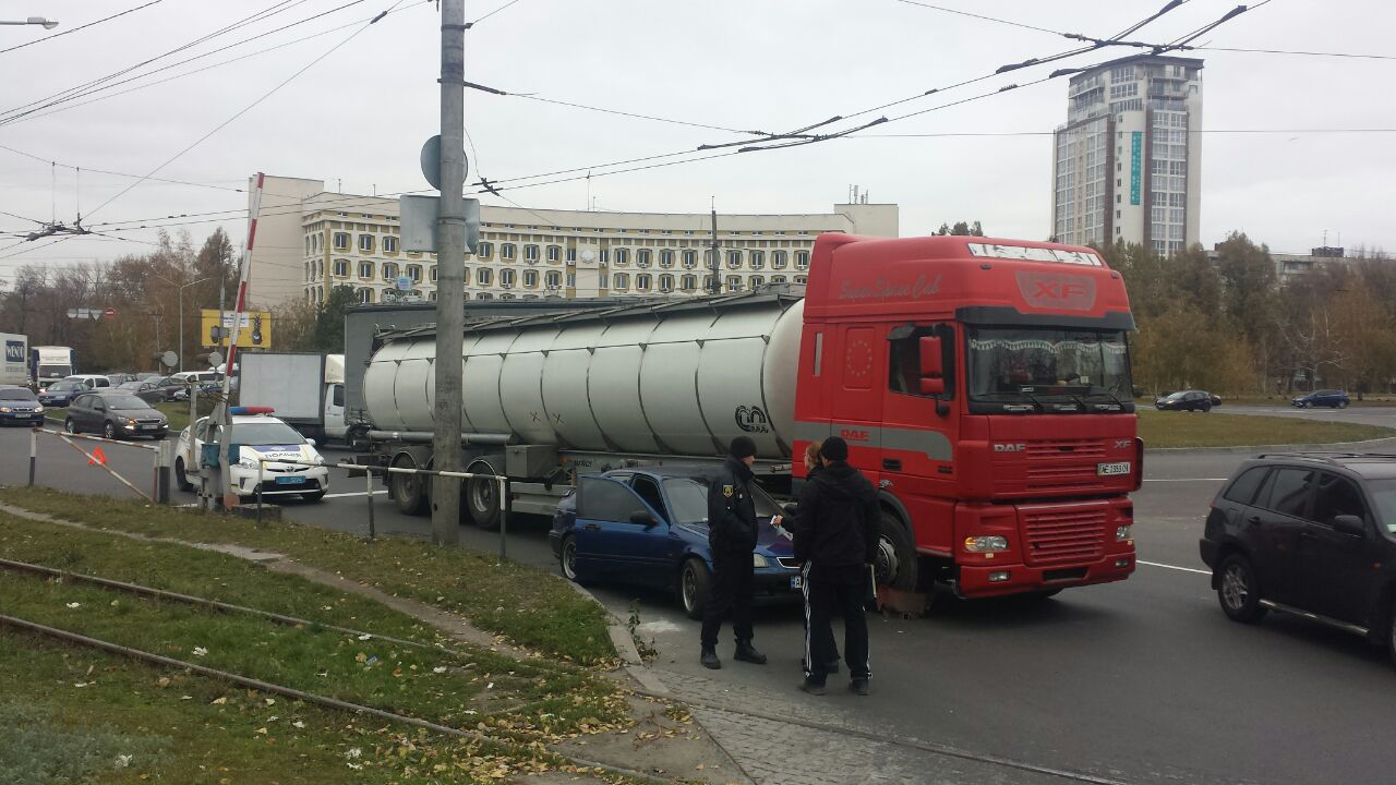 В Запорожье призошло ДТП с автоцистерной и сотрудницей полиции. Опубликовано ВИДЕО