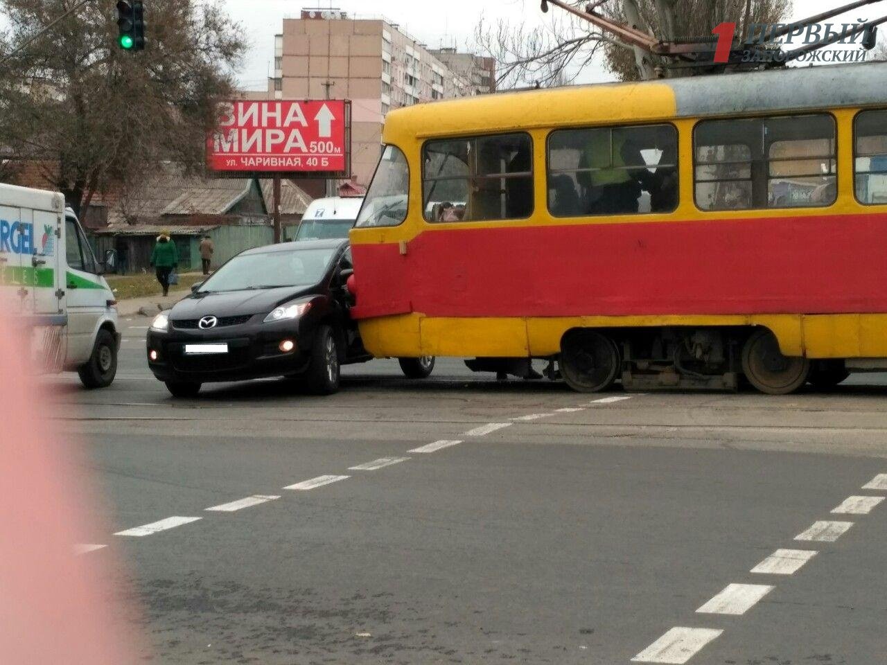 В Запорожье Mazda врезалась в трамвай, - ФОТО, ВИДЕО