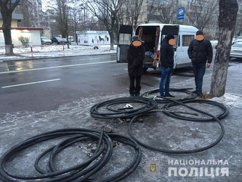 В Киеве трое мужчин промышляли кражей кабелей правительственной связи (Фото)