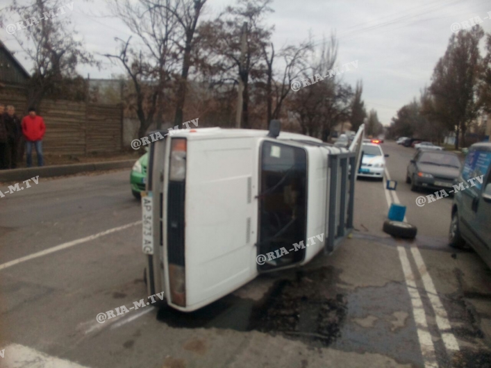 В Мелитополе в результате ДТП на бок перевернулся автомобиль