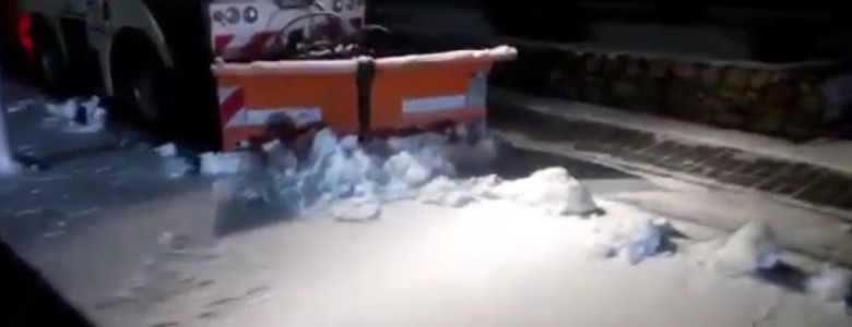 В Мелитополе выпал первый снег: город чистят 50 дворников и 12 спецтехники, - ВИДЕО