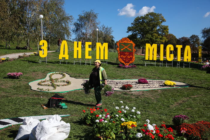 Казаки-миньоны, оркестр и сказочный замок: в Вознесеновском парке завершают создание цветочных композиции (Фоторепортаж)