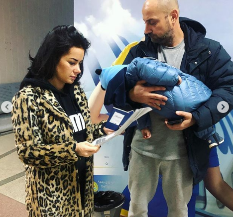 Жена известного комика не смогла вылететь с больным ребенком из запорожского аэропорта