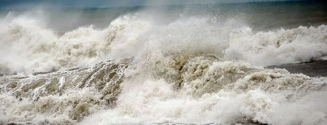 Запорожское побережье Азовского моря накрыло штормовой погодой