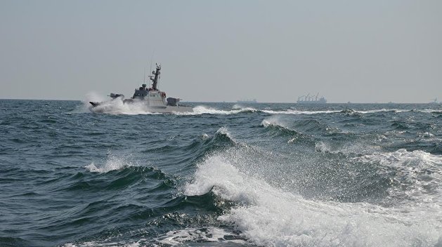 Корабль российских пограничников протаранил украинский буксир