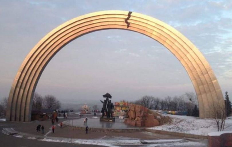 На арке Дружбы народов появилась «трещина» (Фото)