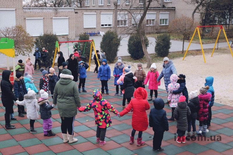 На необычной площадке в Запорожье дети падать не боятся