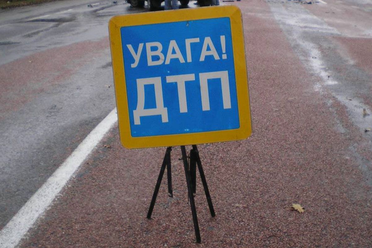 На перетині проспекту Соборного та вулиці Гагаріна автомобіль збив рекламний щит
