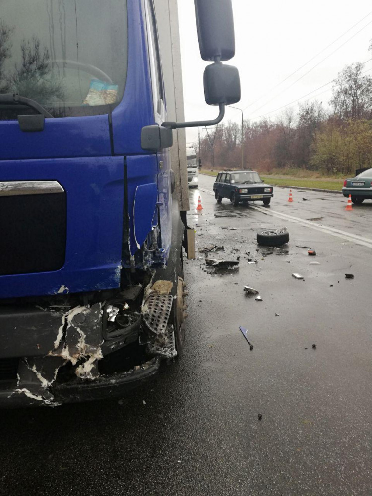 На Хортице произошло ДТП: легковое авто столкнулось с грузовиком