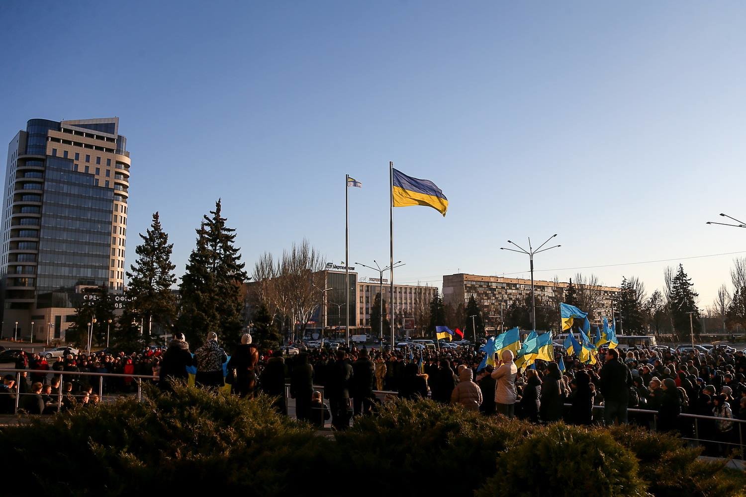 На центральной площади Запорожья подняли флаг ВМС в знак поддержки украинских моряков, - ФОТОРЕПОРТАЖ