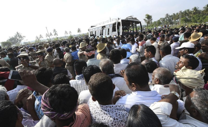 На юге Индии автобус с детьми на большой скорости слетел в канал