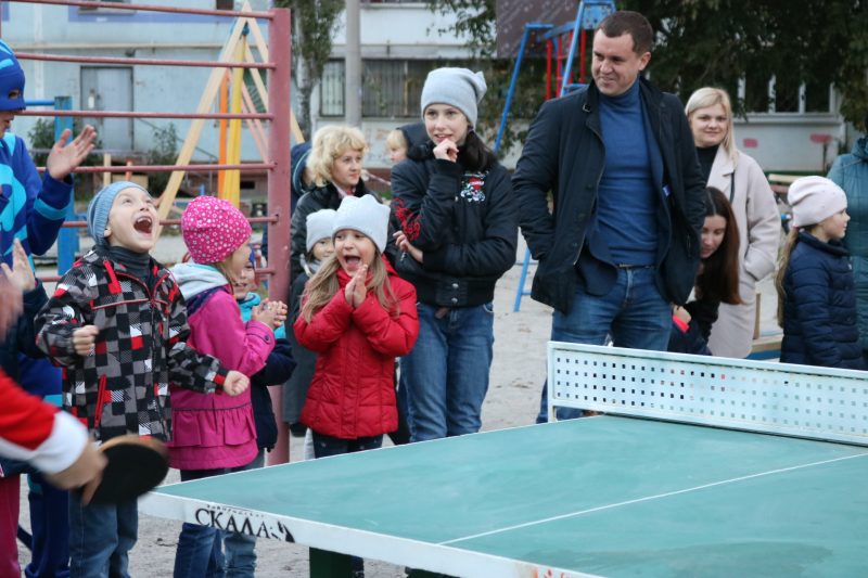Паралимпийский чемпион провел мастер-класс по настольному теннису в запорожском дворе
