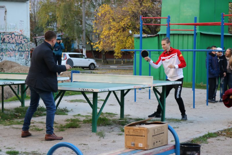 Паралимпийский чемпион провел мастер-класс по настольному теннису в запорожском дворе