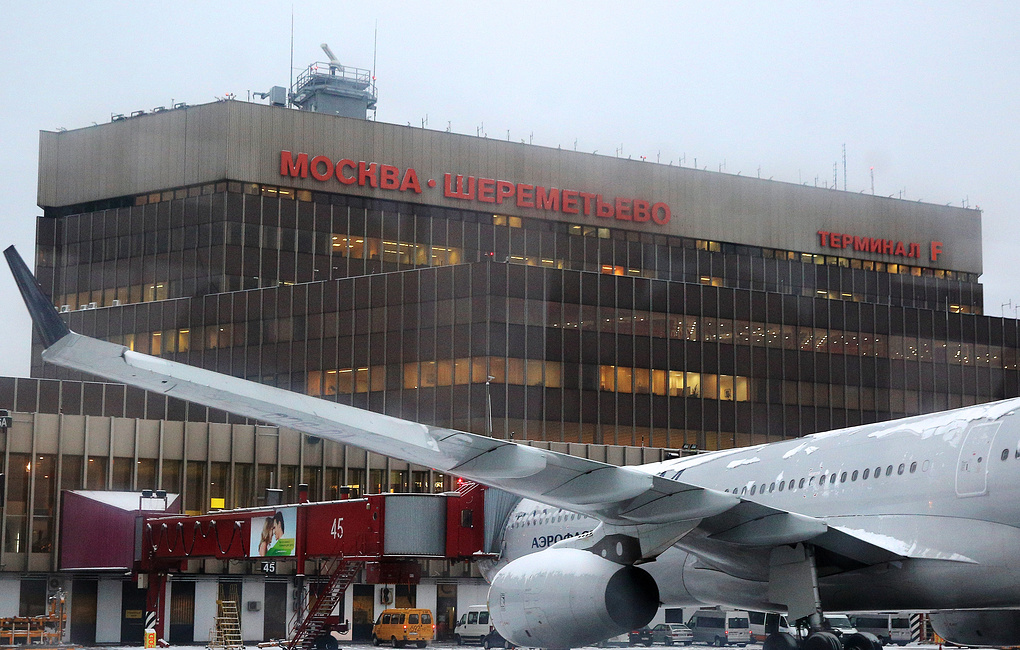 Попал под самолет: в аэропорту “Шереметьево” погиб депортированный дебошир (Видео)