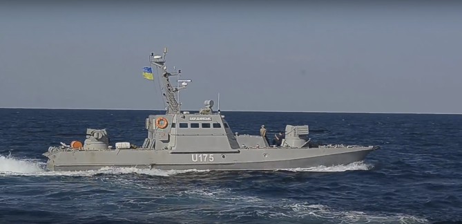 Появилось видео тарана российским пограничным кораблём украинского судна