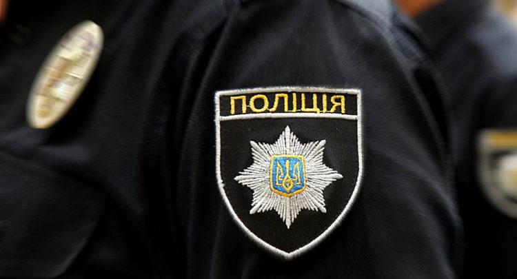 “Спрятал руку в карман для обогрева”: в Харькове полицейский попался на взятке в прямом эфире (Видео)