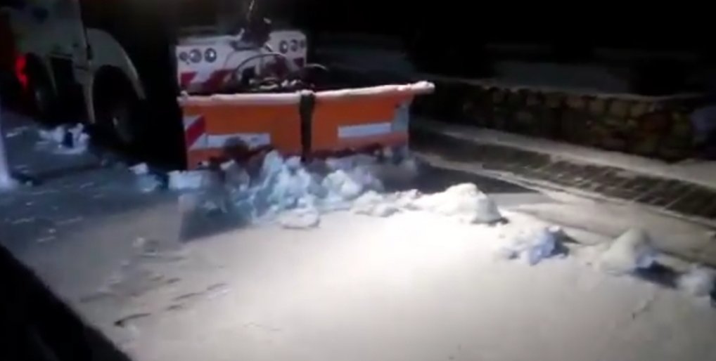 В Мелитополе выпал первый снег: город чистят 50 дворников и 12 единиц спецтехники, - ВИДЕО