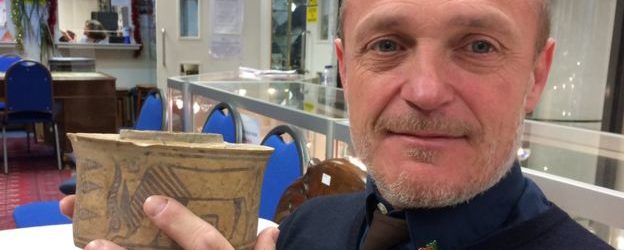 Британец случайно купил на барахолке вазу возрастом в 4 тысячелетия