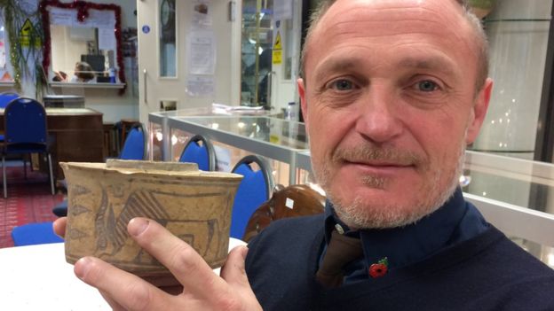 Британец случайно купил на барахолке вазу возрастом в 4 тысячелетия