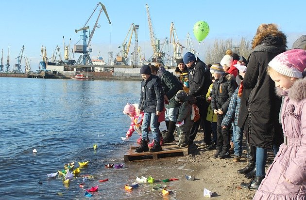 В Бердянске в море запустили бумажные кораблики в поддержку пленных моряков, - ФОТО