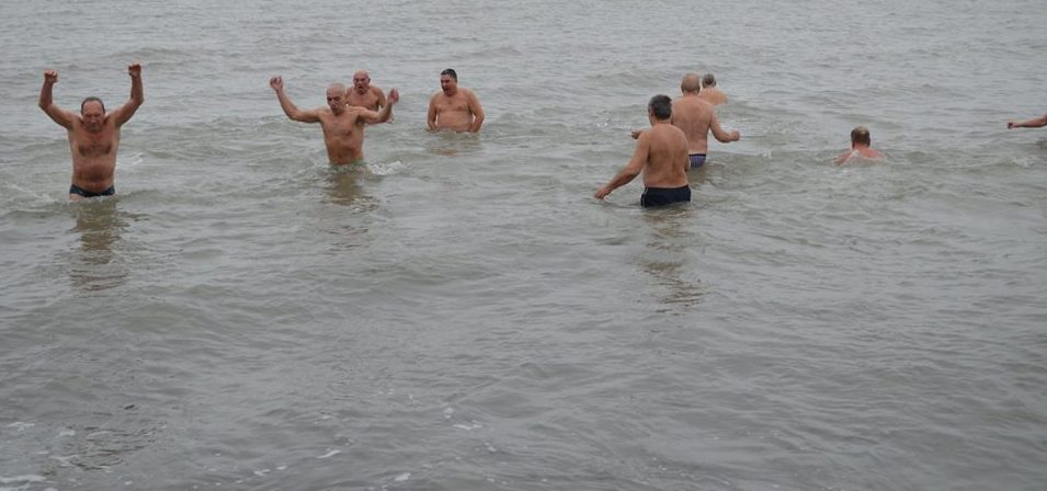 В Бердянске экстремалы устроили заплыв в зимнем Азовском море - фото – Индустриалка