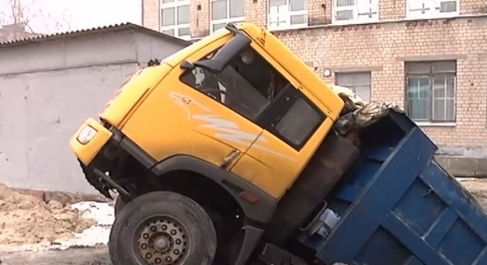 В Днепре на школьном дворе 45-тонный грузовик провалился под землю (Видео)