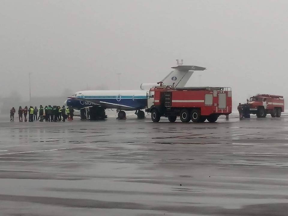В Жулянах самолет запорожской авиакомпании столкнулся с генератором