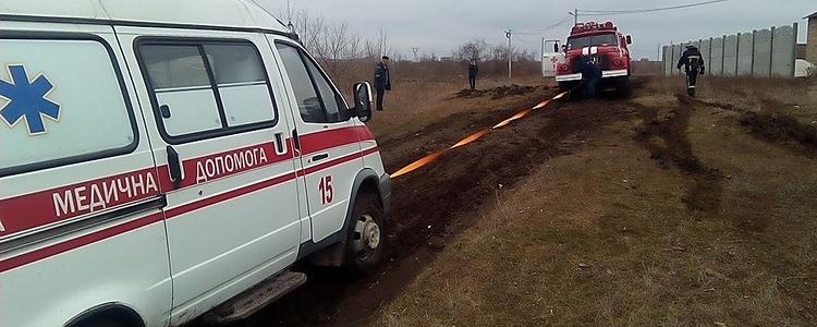 В Запорожской области автомобиль «скорой» помощи застрял в яме