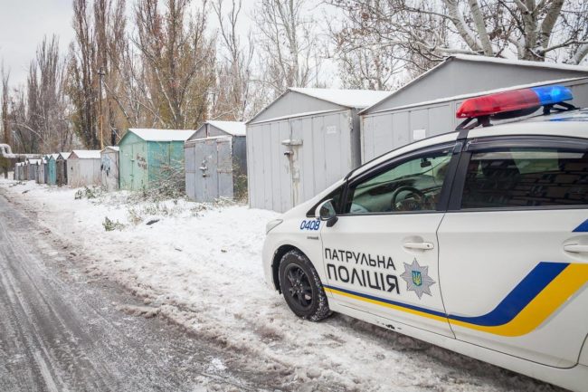 В Запорожской области между гаражами нашли труп мужчины