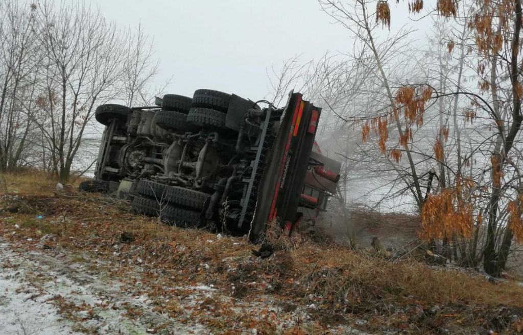 В Запорожской области на трассе перевернулся турецкий грузовик