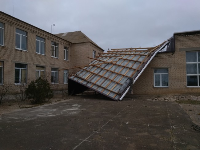 В Запорожской области сильный ветер сорвал новую крышу школы (Фото)