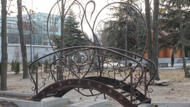 В Запорожской области устанавливают мостик влюбленных