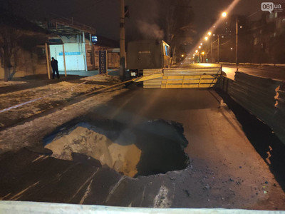 В запорожском «Водоканале» рассказали, почему фура провалилась под асфальт и кто будет восстанавливать дорогу