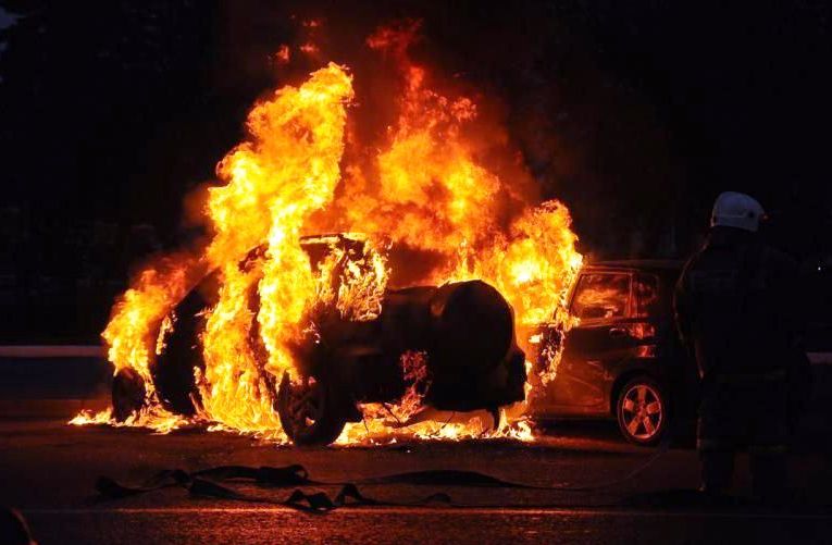 В Запорожье в одном из дворов загорелся автомобиль