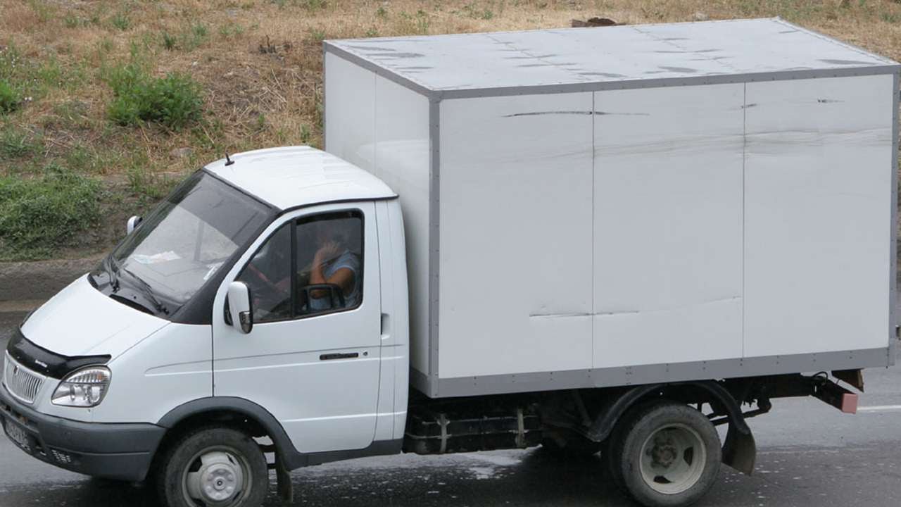 В Запорожье грузовик смял припаркованную легковушку (Фото)