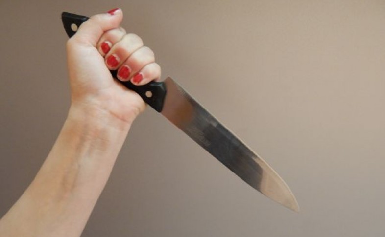 В Запорожье женщина вонзила нож сожителю в область сердца