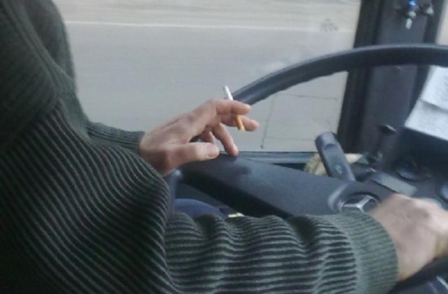 В Запорожье засняли курящего в салоне автобуса водителя (Видео)