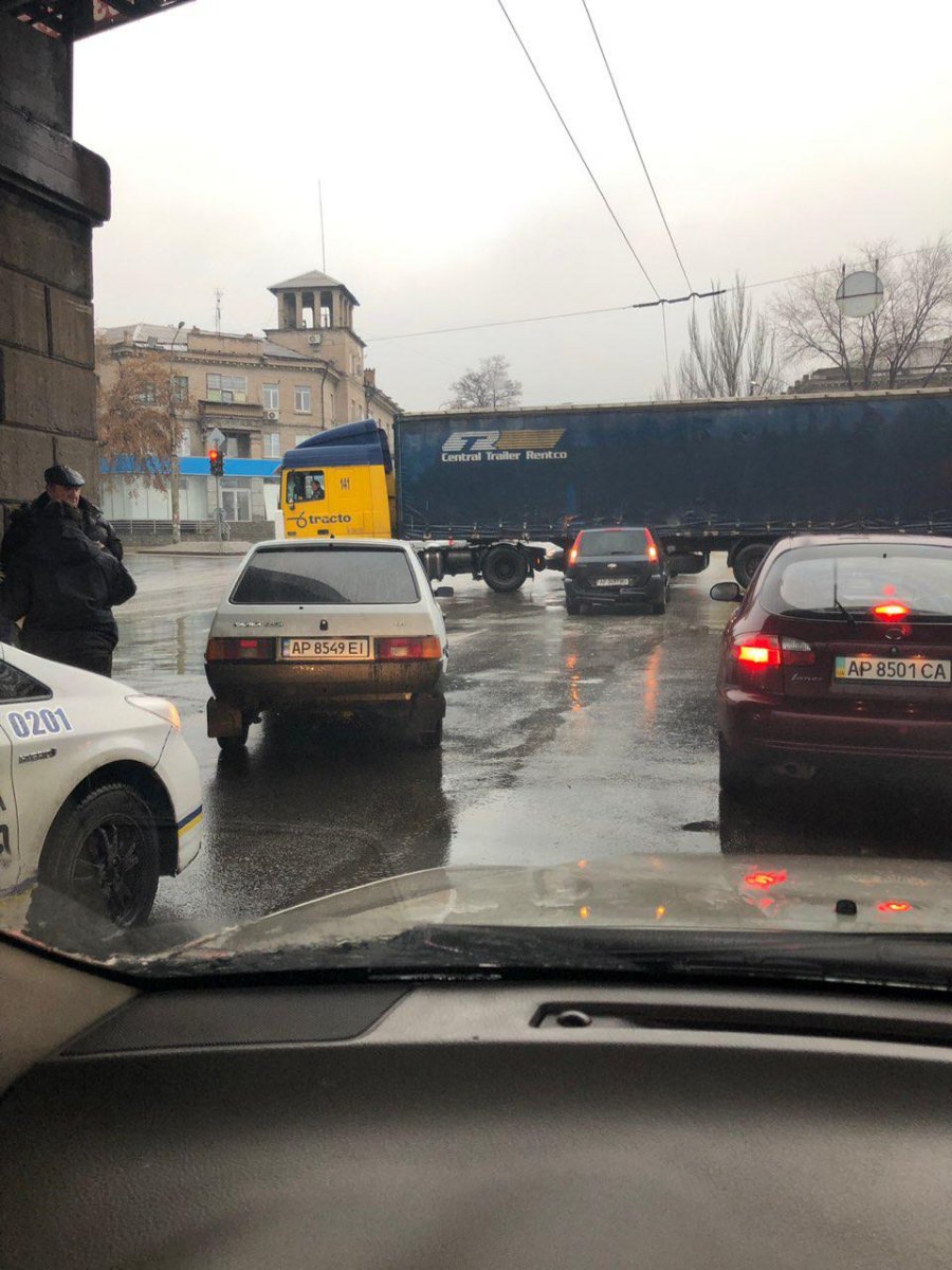 В Запорожье легковой автомобиль врезался в фуру