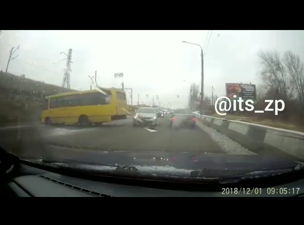 В Запорожье на скользкой дороге развернуло автобус (Видео)