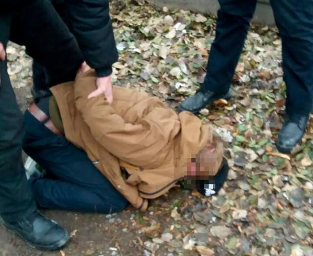 В Запорожье полицейские скрутили парня с наркотиками